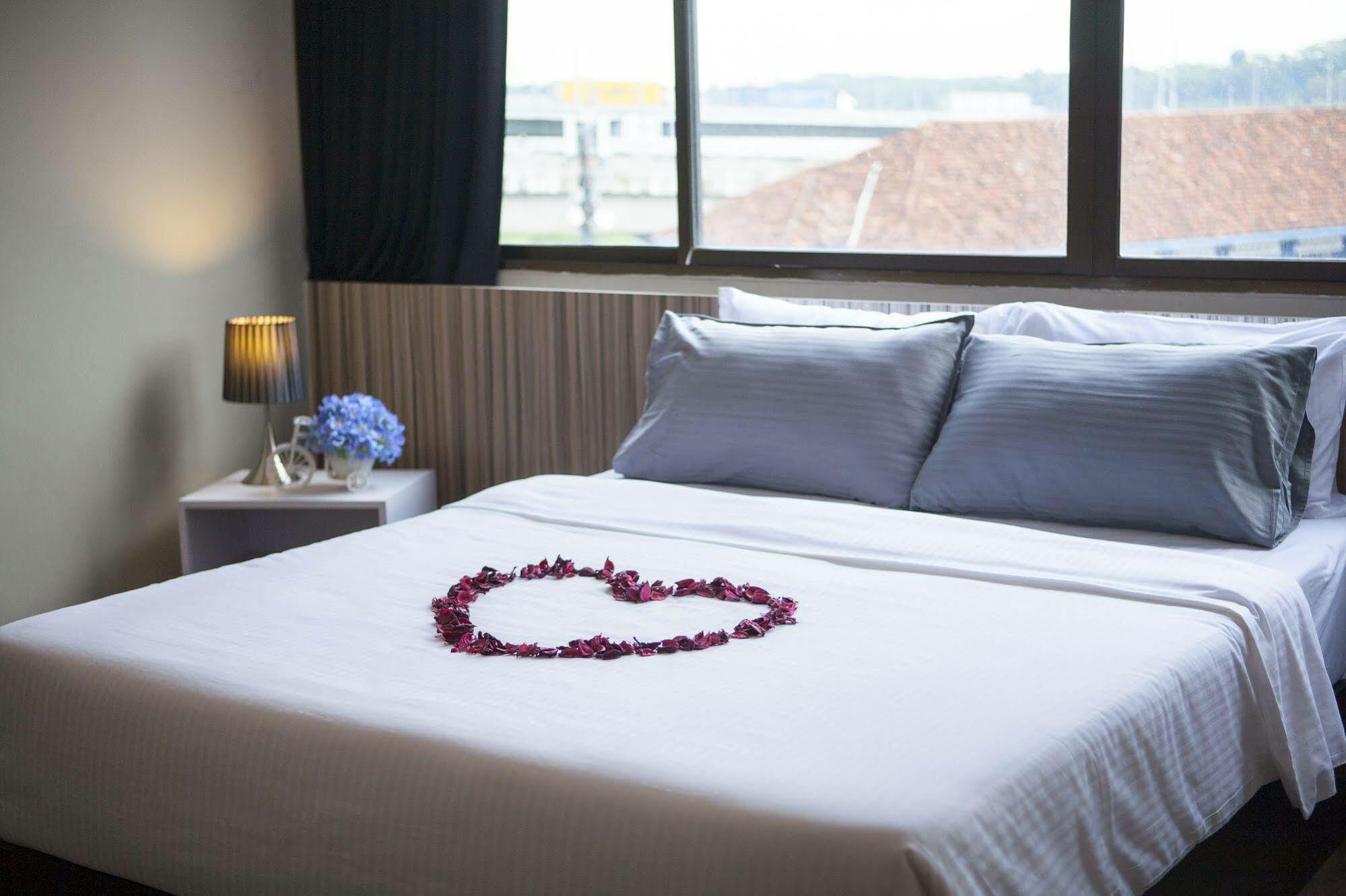 New Boutique Hotel Johor Bahru Exterior photo